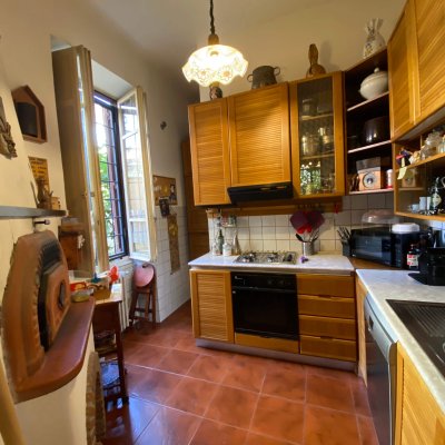 Cucina con forno a legna