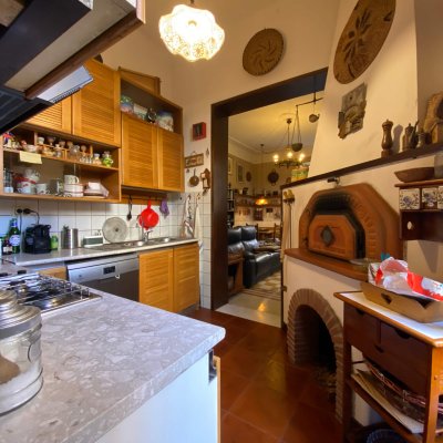 Cucina con forno a legna